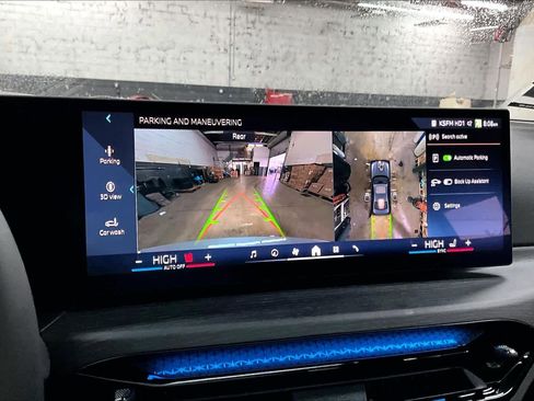 Used 2025 BMW 330i Sedan w/ Convenience Package image 23