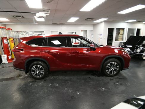 Certified 2021 Toyota Highlander XLE image 8
