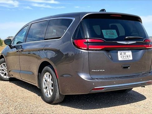 Used 2023 Chrysler Pacifica Touring-L FWD image 4