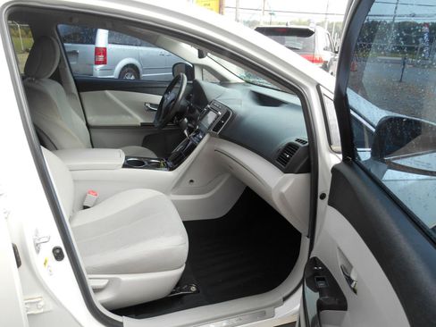 Used 2012 Toyota Venza LE AWD/4WD image 9