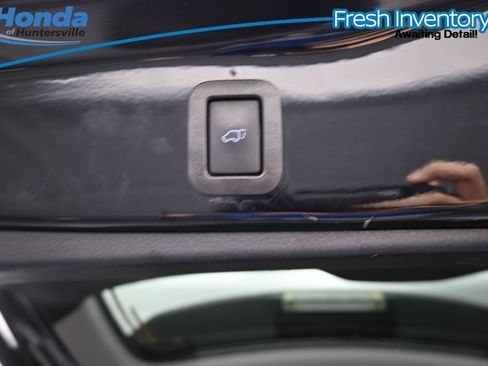 Used 2019 Toyota Highlander SE w/ Nightshade Edition AWD/4WD image 14