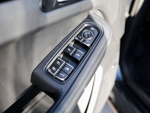 Certified 2025 Porsche Macan image 23