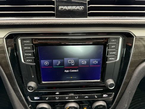 Used 2018 Volkswagen Passat 2.0T SE image 31
