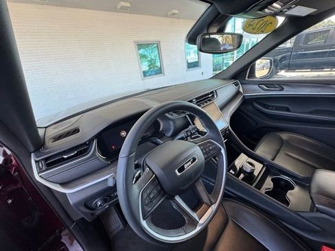 Used 2024 Jeep Grand Cherokee Limited image 13