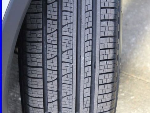 Used 2025 Volkswagen Tiguan SE w/ Panoramic Sunroof Package image 14