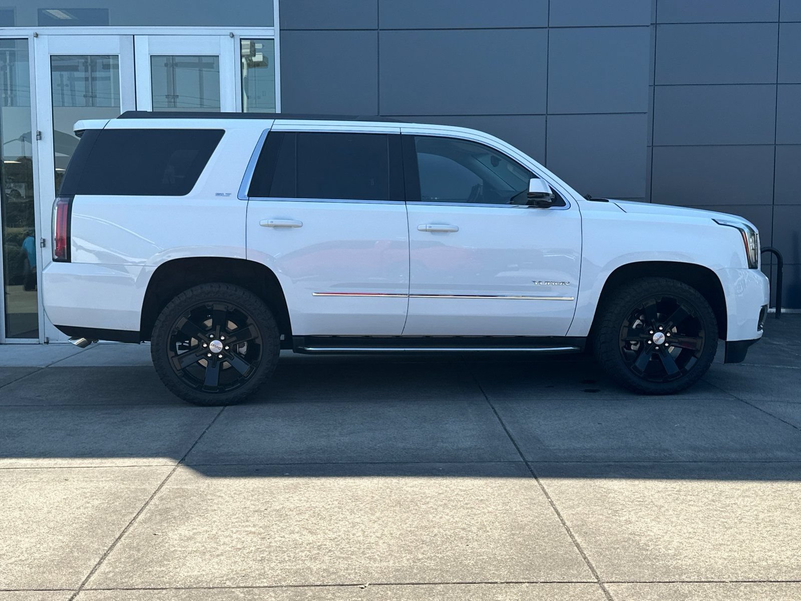 Used 2018 GMC Yukon SLT w/ Premium Edition AWD/4WD image 2