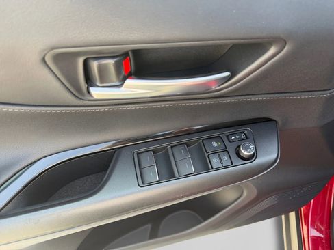 Used 2021 Toyota Venza LE image 15