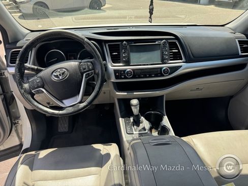 Used 2017 Toyota Highlander XLE FWD image 12