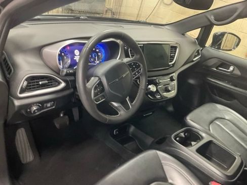 Used 2025 Chrysler Pacifica Select FWD image 6