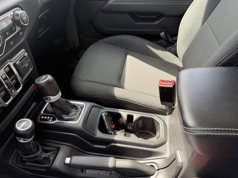 Used 2019 Jeep Wrangler Unlimited Sahara AWD/4WD image 23