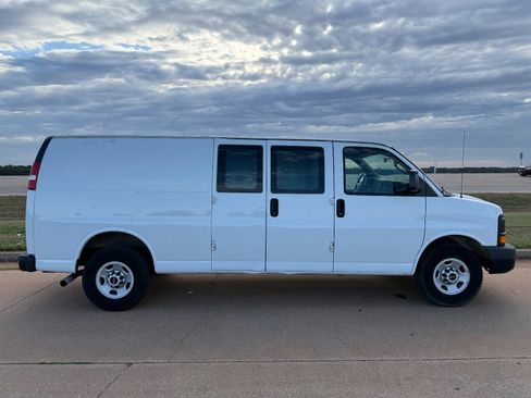 Used 2016 GMC Savana 2500 image 2