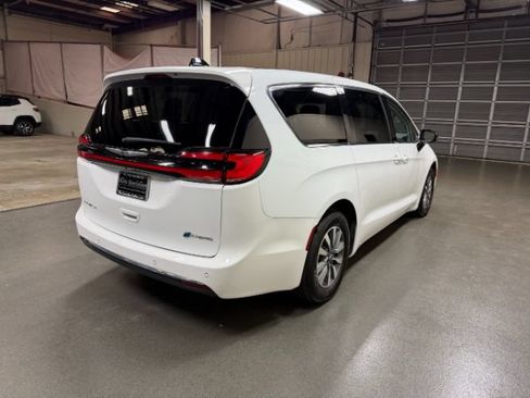 Used 2024 Chrysler Pacifica Limited FWD image 5