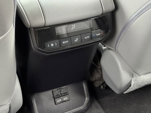 Used 2023 Toyota Highlander XLE FWD image 29