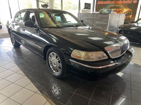 Used 2009 Lincoln Town Car Signature Limited image 4