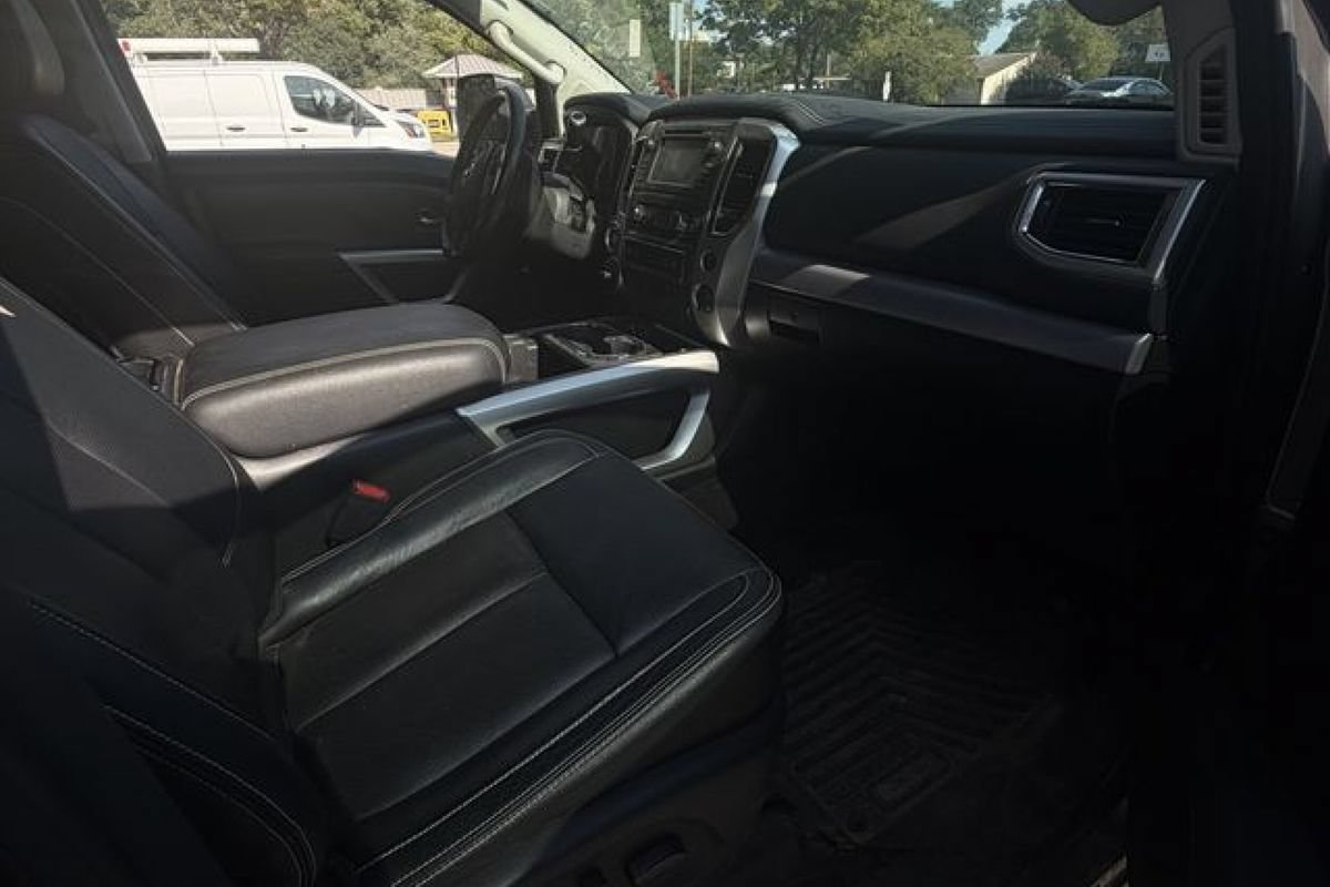 Used 2018 Nissan Titan PRO-4X w/ Pro-4x Convenience Package AWD/4WD image 16