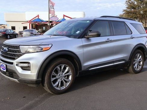 Certified 2022 Ford Explorer XLT w/ Equipment Group 202A image 9