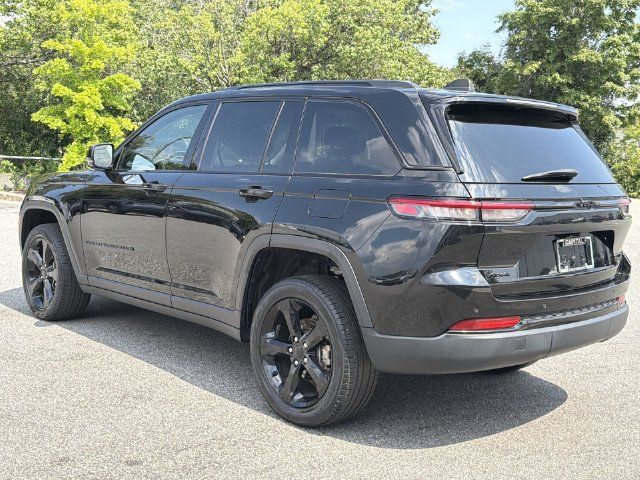Used 2023 Jeep Grand Cherokee Limited w/ Black Appearance Package AWD/4WD image 11