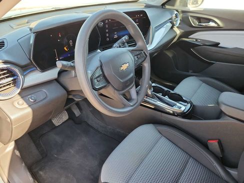 Used 2025 Chevrolet Trax LT FWD image 10