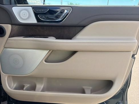 Used 2022 Lincoln Navigator Reserve AWD/4WD image 11