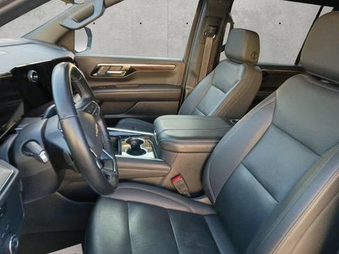 Used 2025 Chevrolet Suburban LT RWD image 19