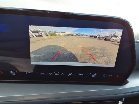 Used 2025 Chevrolet Traverse LT image 14