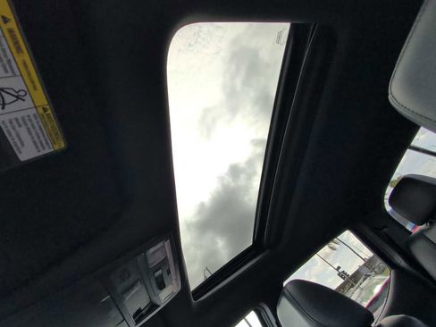 Used 2022 Toyota Tacoma TRD Off-Road image 16