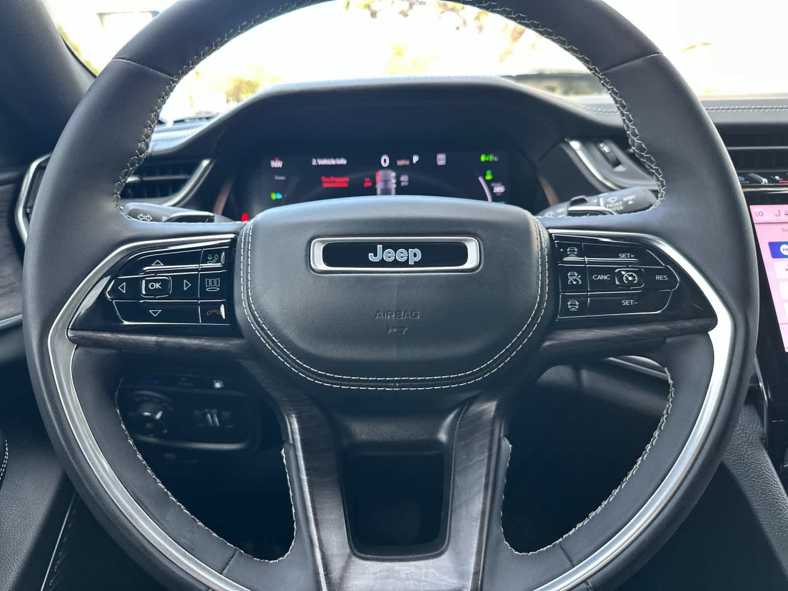Used 2023 Jeep Grand Cherokee Overland w/ Luxury Tech Group IV AWD/4WD image 24