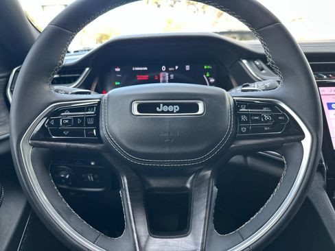 Used 2023 Jeep Grand Cherokee Overland w/ Luxury Tech Group IV AWD/4WD image 24