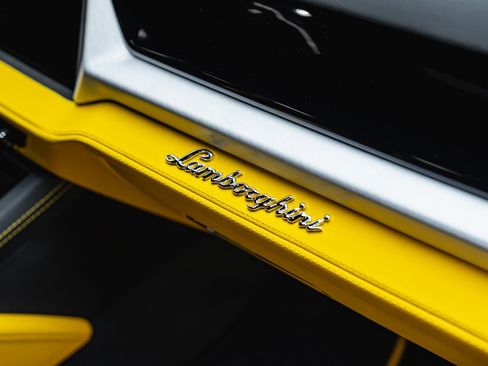 Used 2025 Lamborghini Urus SE AWD/4WD image 62