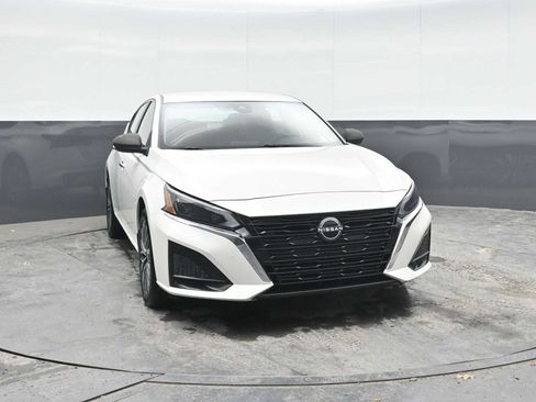 Used 2023 Nissan Altima 2.5 SV AWD/4WD image 6