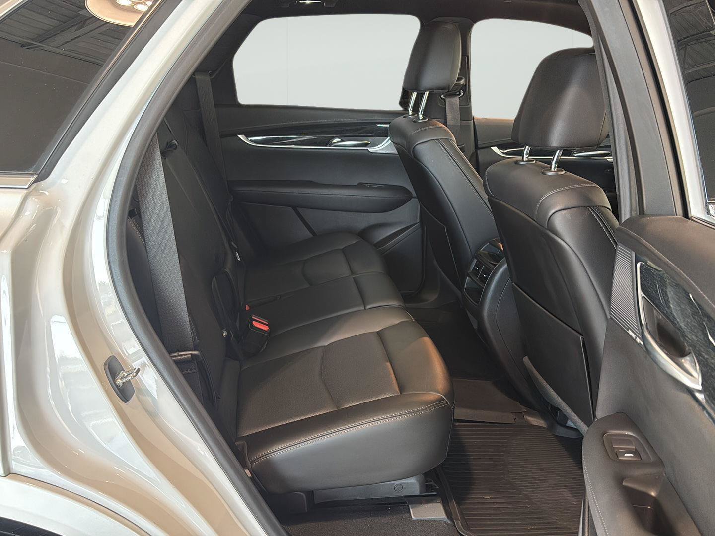 Certified 2022 Cadillac XT5 Premium Luxury w/ LPO, Floor Liner Package AWD/4WD image 18