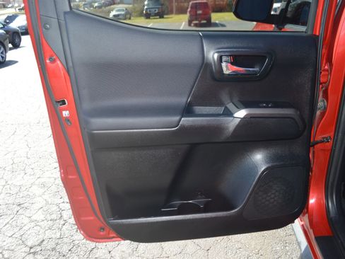 Used 2017 Toyota Tacoma TRD Sport image 30