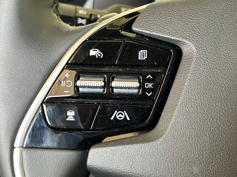 Used 2025 Kia Niro SX Touring image 29