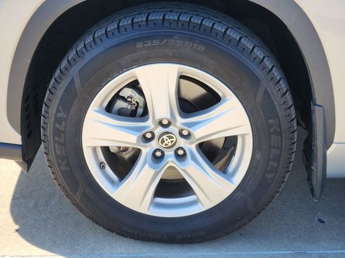 Used 2024 Toyota Highlander AWD image 12