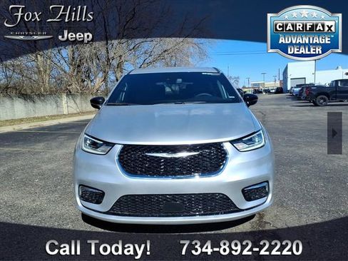 Used 2026 Chrysler Pacifica Select image 2