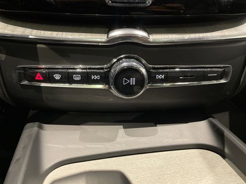 Used 2025 Volvo XC60 B5 Plus image 28