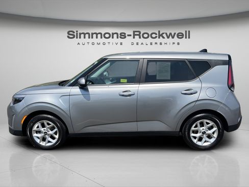 Used 2025 Kia Soul LX w/ LX Technology Package FWD image 2