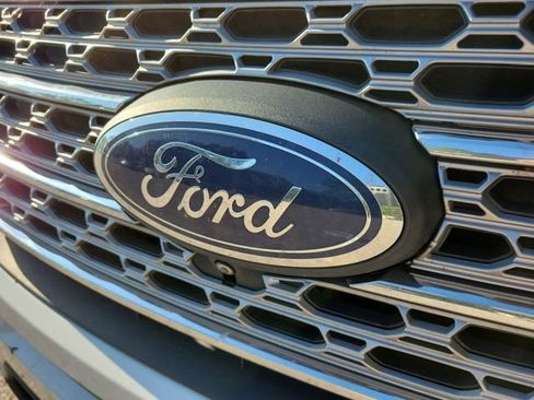 Used 2022 Ford Explorer Limited w/ Equipment Group 301A RWD image 10