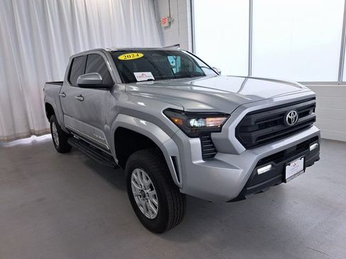 Used 2024 Toyota Tacoma SR5 AWD/4WD image 5