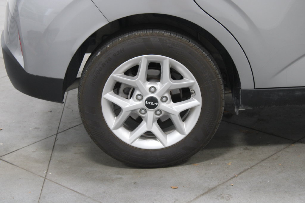 Used 2025 Kia Soul LX w/ LX Technology Package FWD image 12