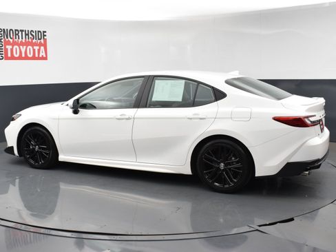 Used 2025 Toyota Camry SE w/ Convenience Package image 2