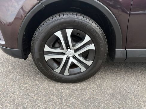 Used 2018 Toyota RAV4 LE FWD image 11
