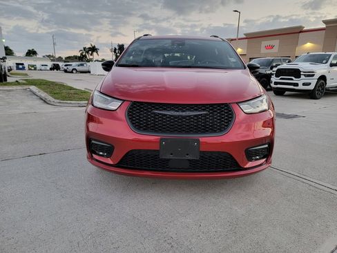 Used 2025 Chrysler Pacifica Limited image 7