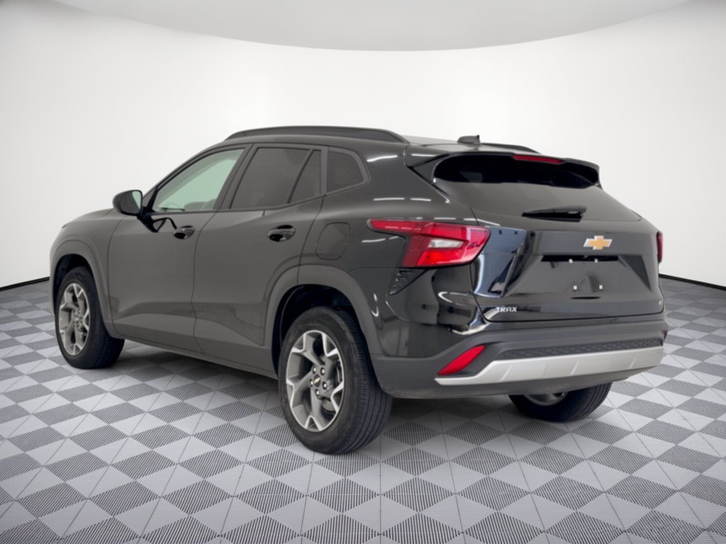 Used 2025 Chevrolet Trax LT w/ LT Convenience Package FWD image 3