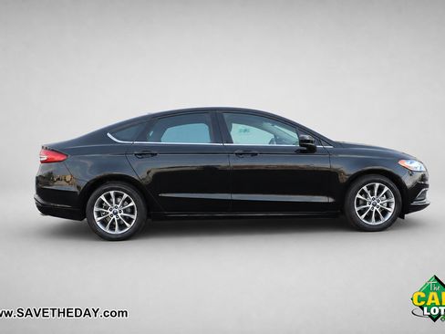 Used 2017 Ford Fusion SE FWD image 9
