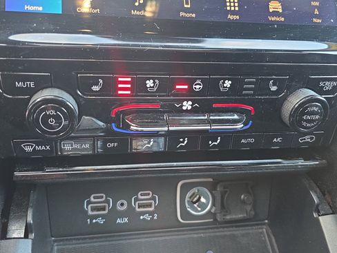 Used 2024 Jeep Grand Cherokee L Limited w/ Luxury Tech Group II image 26