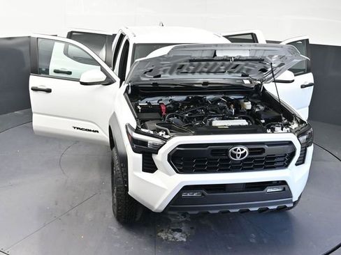 Used 2024 Toyota Tacoma TRD Off-Road AWD/4WD image 43