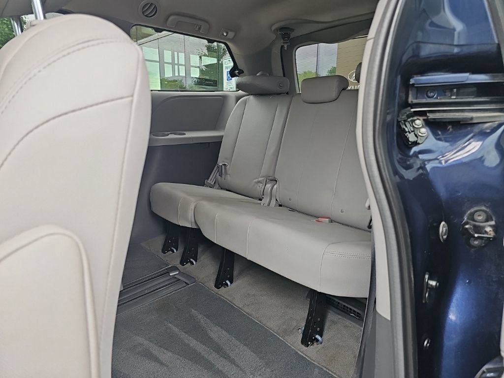 Used 2018 Toyota Sienna XLE w/ XLE Navigation Package FWD image 31