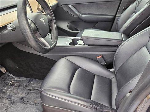 Used 2022 Tesla Model Y Long Range image 16