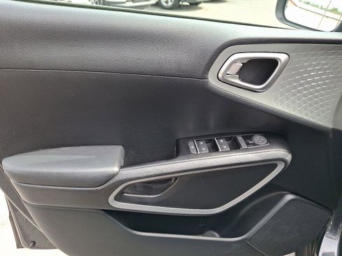 Used 2022 Kia Soul LX image 12